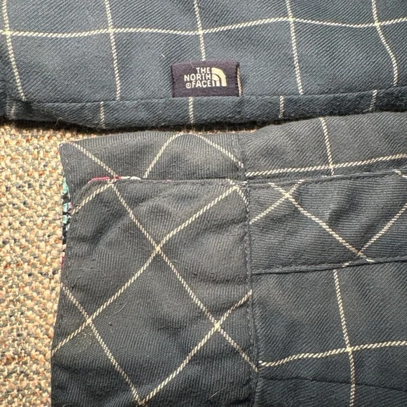 The North Face Floral Snap-Front Quilted Jacket in Revisible Blue, White 6-7 - Picture 8 of 8